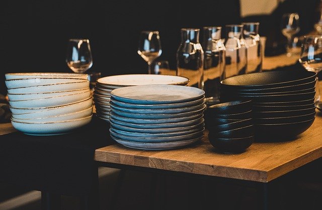 Tableware Plates Restaurant Wine  - yiftahye / Pixabay