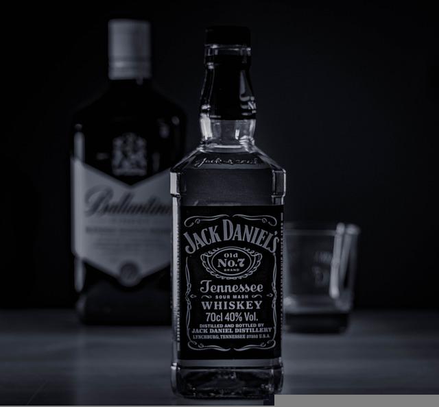 Whiskey Alcohol Bottle Drink  - Nejko / Pixabay